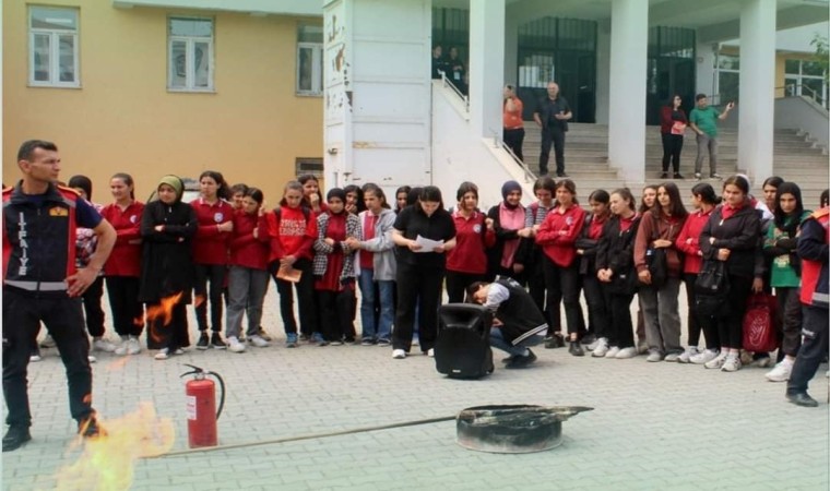 Iğdırda lise öğrencilerine yangın tatbikatı eğitimi