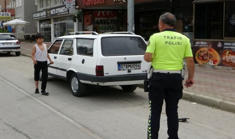 Kamyonetten düşen çocuk minibüsün altında kalmaktan son anda kurtuldu