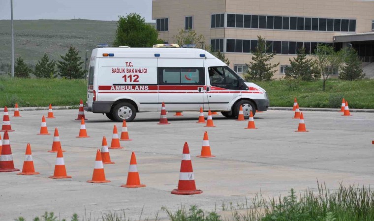 Karsta ambulans sürüş eğitimleri nefes kesti