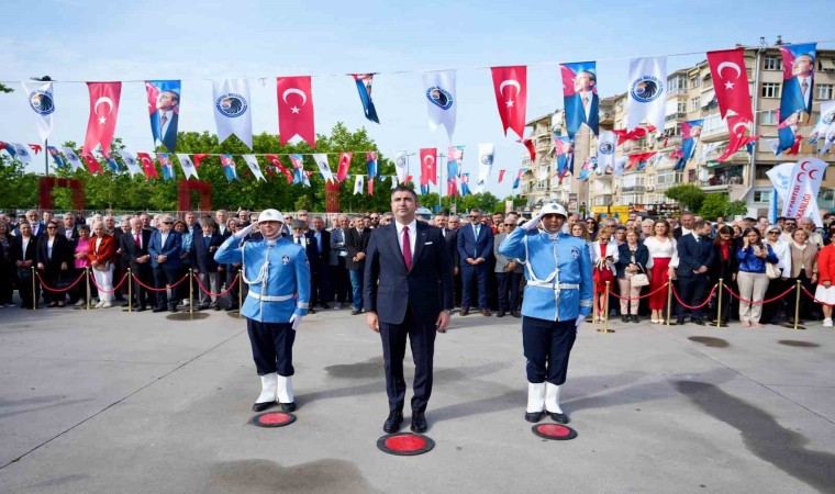 Kartalda 19 Mayıs törenleri Atatürk Anıtına çelenk sunumuyla başladı