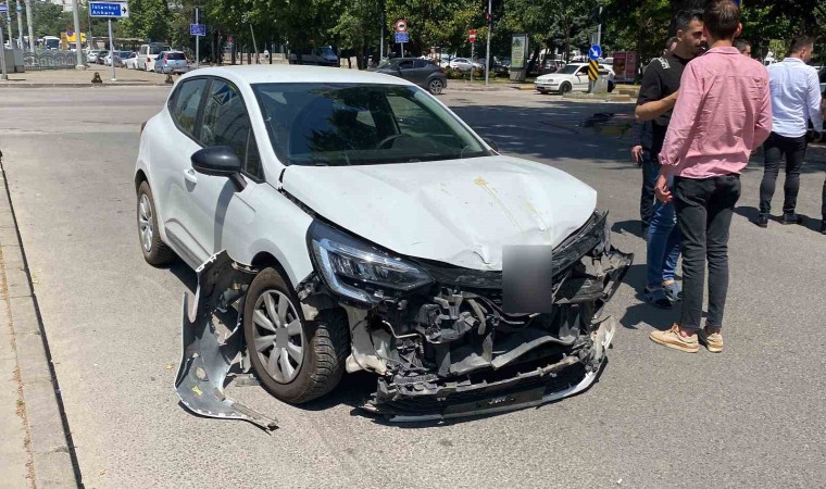 Kavşakta otomobiller çarpıştı: 3 yaralı