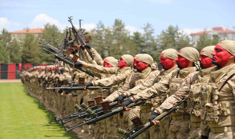 Komandolar 19 Mayıs gösterisi ile hayran bıraktı