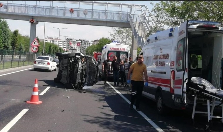 Kontrolden çıkan otomobil yol ortasına yan yattı