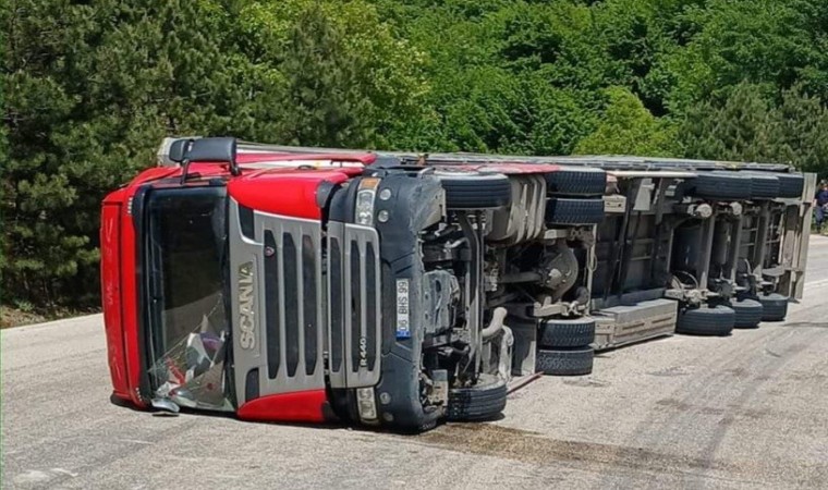 Kontrolden çıkan tır devrildi: 1 yaralı