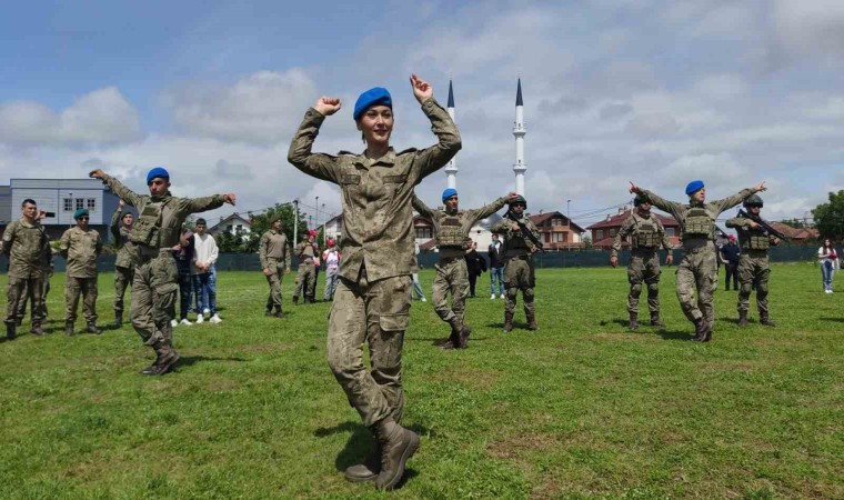 Kosovada Türk askeri 19 Mayıs Bayramını zeybek oynayarak kutladı