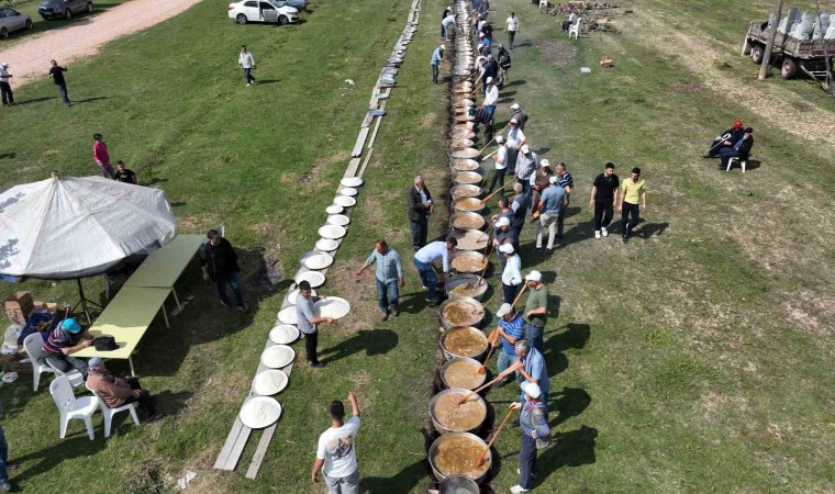 Köyünün evlerini boyayan muhtardan görülmemiş köy hayrı