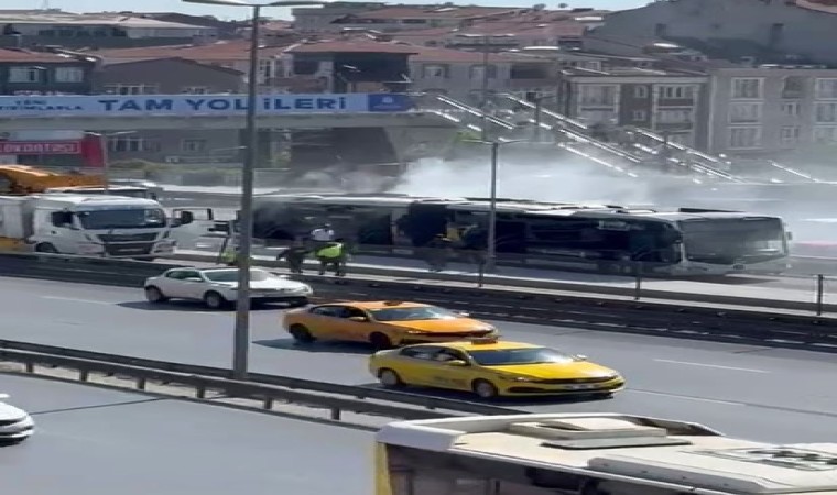 Küçükçekmecede metrobüste yangın paniği