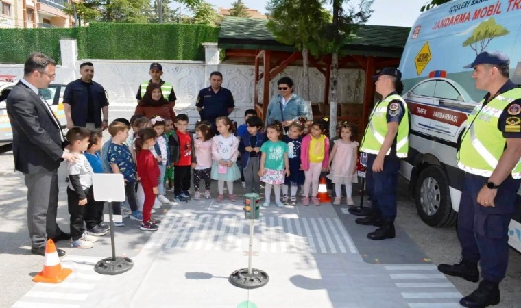 Kuluda jandarmadan anaokulu öğrencilerine trafik eğitimi