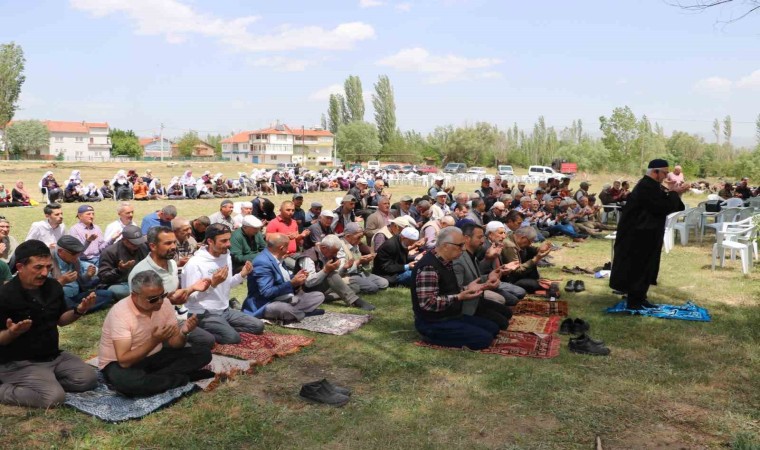 Kurak geçen havalardan dolayı yağmur duasına çıktılar