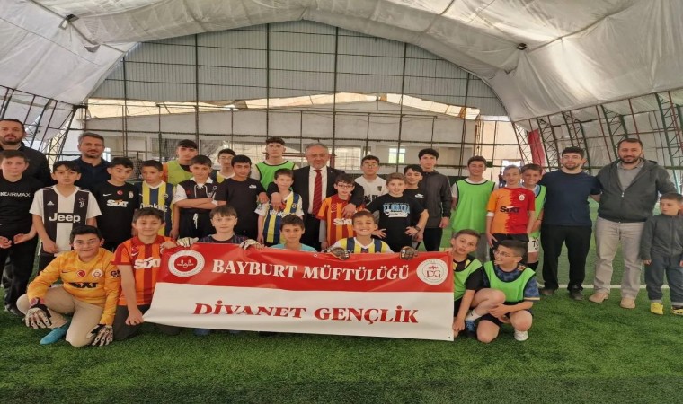 Kuran kursu öğrencileri futbol turnuvasında bir araya geldiler