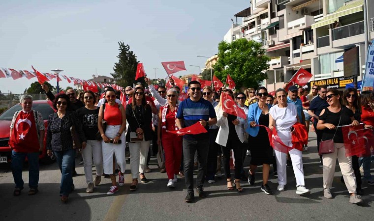 Kuşadasında binler Atası için yürüdü