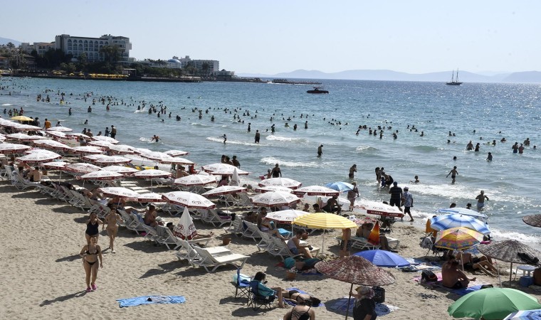 Kuşadasında şezlong ve şemsiyelerin ücretsiz olması tatilcileri memnun etti