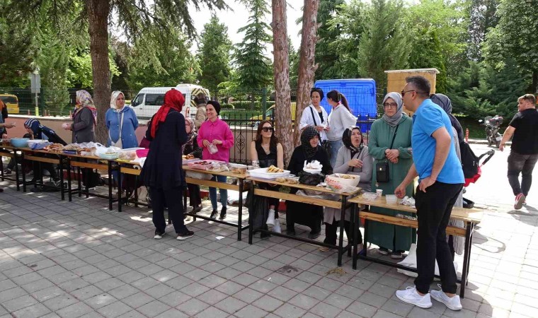 Kütahya Tavşanlı İstiklal Ortaokulunda Yardım Standları ve Bahar Şenliği Coşkusu