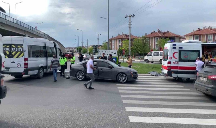 Kütahyada otomobil ile minibüs çarpıştı: 2 yaralı