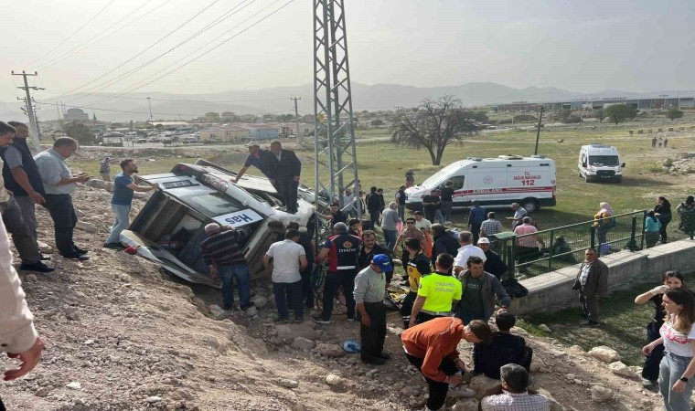 Kütahyada yolcu minibüsü devrildi: 13 kişi yaralandı