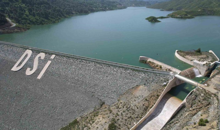 Kuvvetli yağışlarla birlikte yüzde yüz doluluk oranına ulaşan barajda su tahliyesi gerçekleştiriliyor