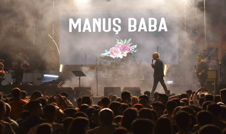 Mabel Matiz ve Manuş Baba Mersinde konser verdi