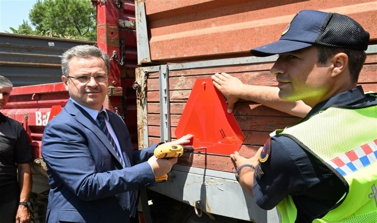 Manisada traktör sürücülerine reflektör dağıtıldı