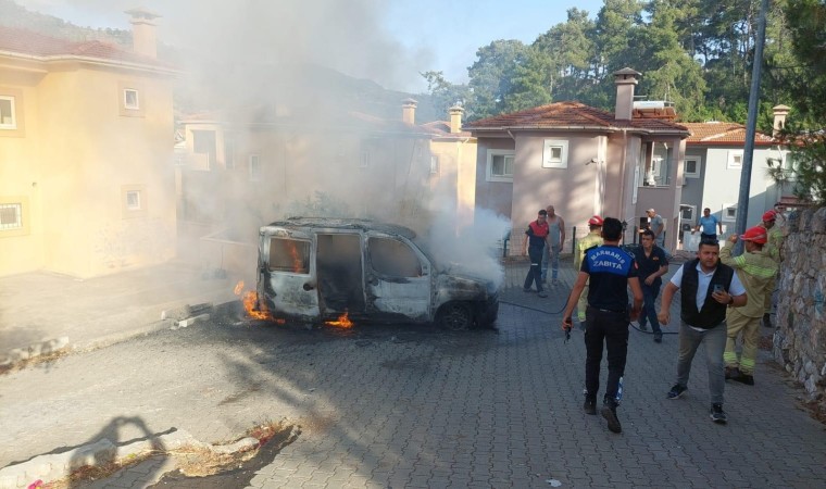 Marmariste bir şahıs kendi araçlarını ve evini ateşe verdi