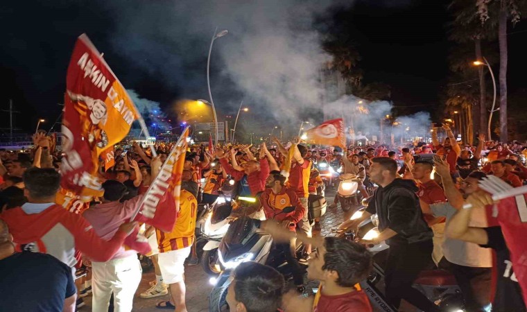 Marmariste Galatasaray taraftarları şampiyonluğu kutluyor