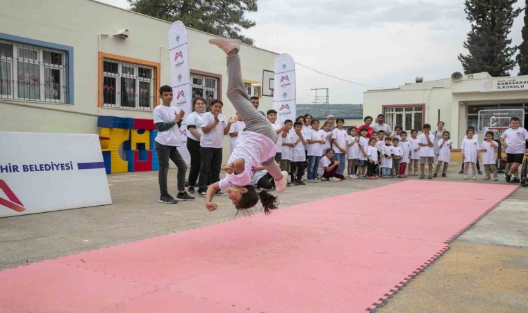 Mersinde Sporbüs çocuklar için yollarda