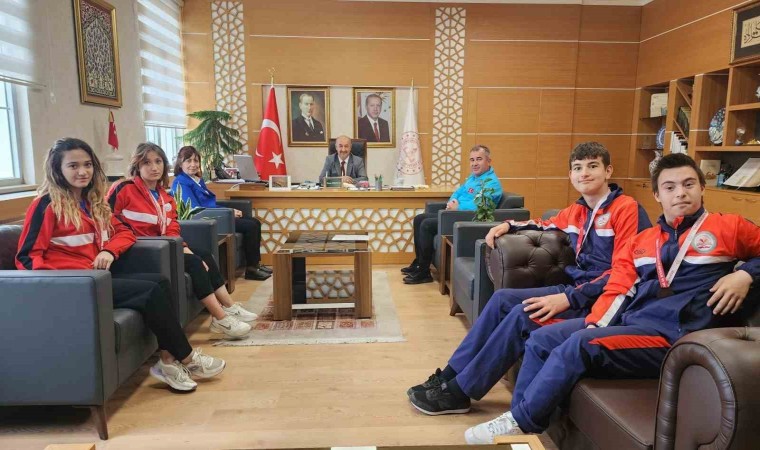 Müdür Başyiğit, Okul Sporları Türkiye Şampiyonasında derece elde eden özel öğrencileri kabul etti