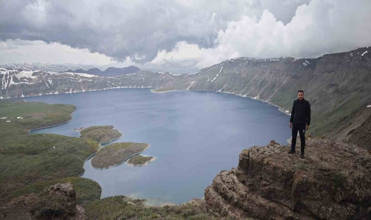 Nemrut Krater Gölünde bulut geçişi görsel şölen oluşturdu