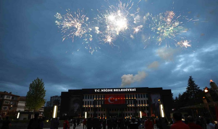 Niğdede fener alayı düzenlendi