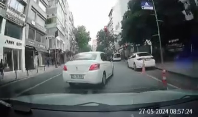 Nişantaşında trafikte “önüme kırdın” kavgası kamerada: Araca çarpıp böyle kaçtı