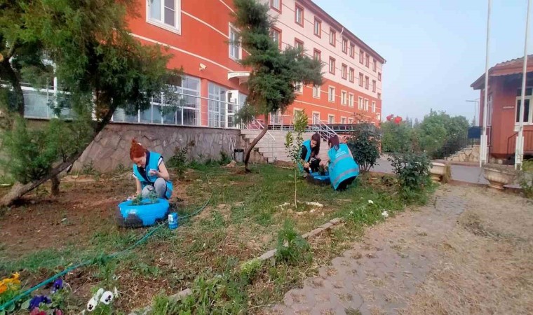 Öğrenciler atıkları geri dönüştürdü, bahçeyi renklendirdi