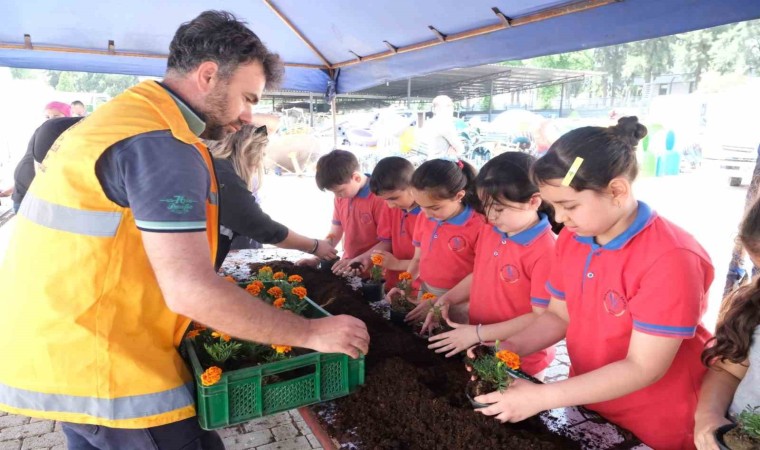 Öğrenciler Büyükşehir Belediyesinin fidanlığında ders işledi