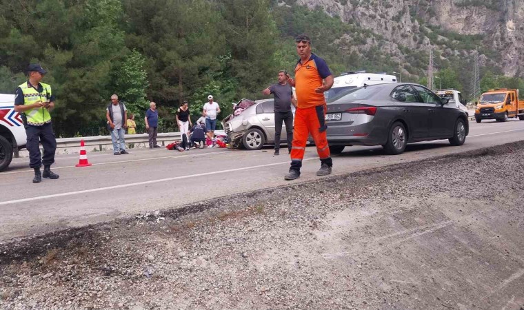 Otomobil bariyere çarptı: 4 aylık bebek hayatını kaybetti, 2 kişi yaralandı