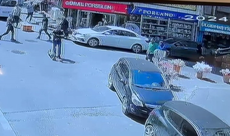 Otomobilin içinde para dolu çantayı çalan hırsızlar kamerada