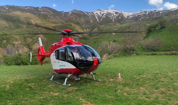 Pancar toplarken ayağı kırılan vatandaş için ambulans helikopter havalandı