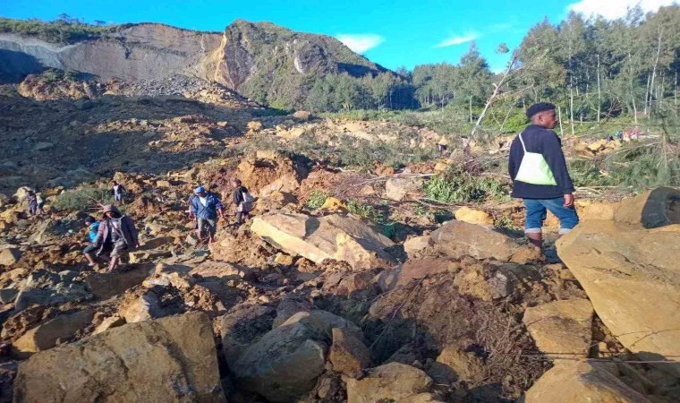 Papua Yeni Gine basını: “Toprak kaymasında 300den fazla kişi toprak altında”