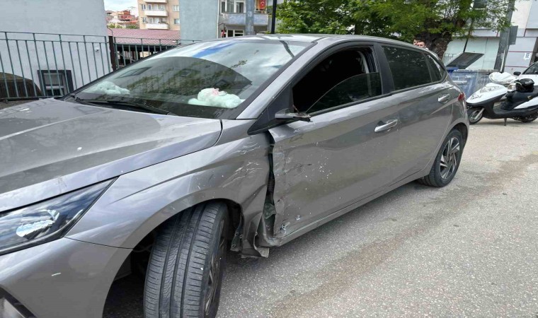 Park yerinden kontrolsüz yola çıkaran otomobil motosiklete çarptı, sürücüsü yaralandı