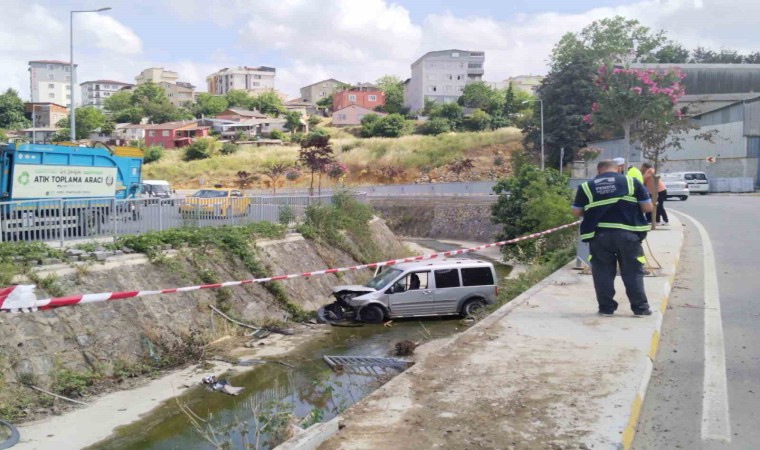 Pendikte direksiyon hakimiyetini kaybeden sürücü su kanalına uçtu: 1 yaralı