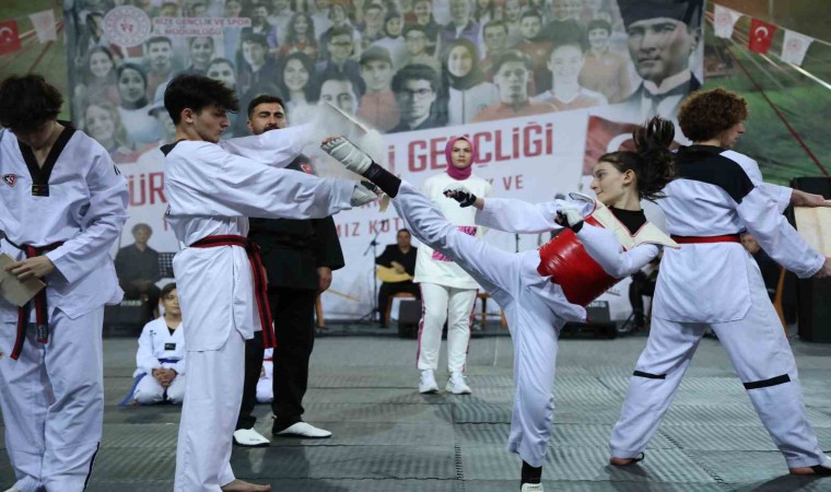 Rizede 19 Mayıs Atatürkü Anma Gençlik ve Spor Bayramı kutlandı