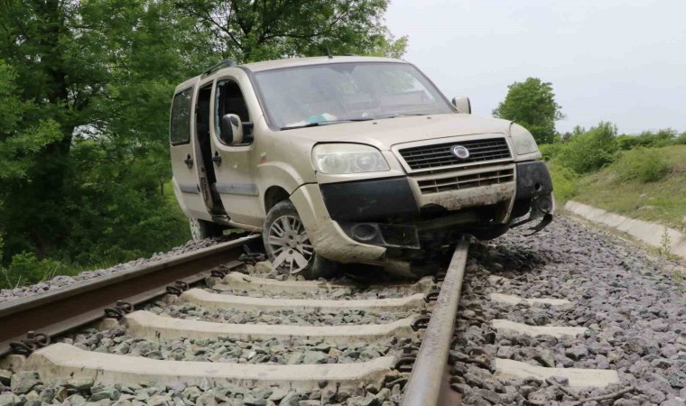 Samsunda hafif ticari araç tren raylarına uçtu: 1 yaralı