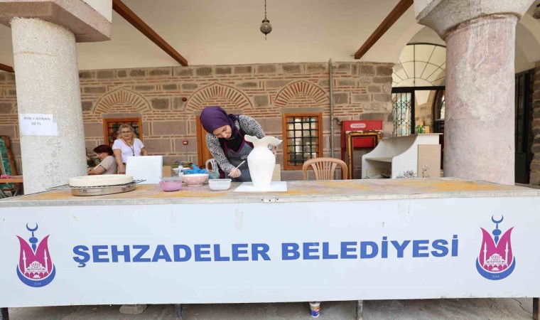 Şehzadelerin kadınları el emeklerini sanata dönüştürüyor