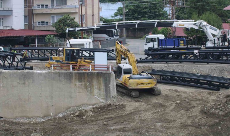 Sel felaketinde yıkılan asma köprünün yerine yeni köprü kuruluyor