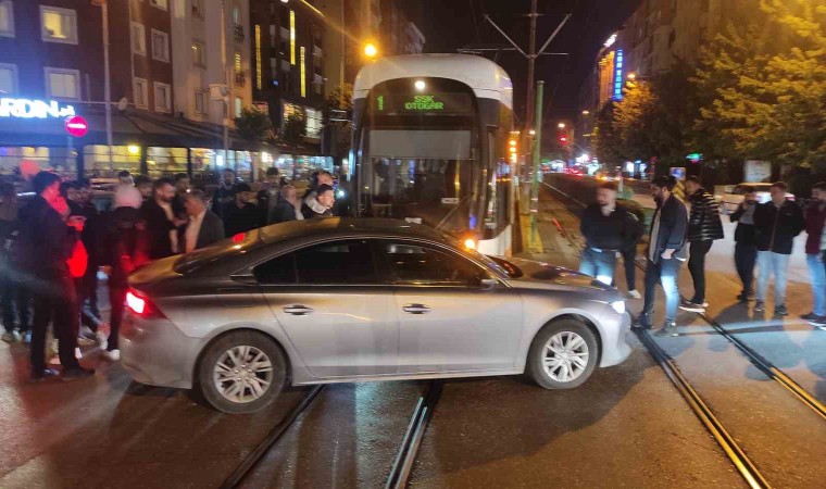 Seyir halindeki tramvay dönüş yapan otomobile çarptı