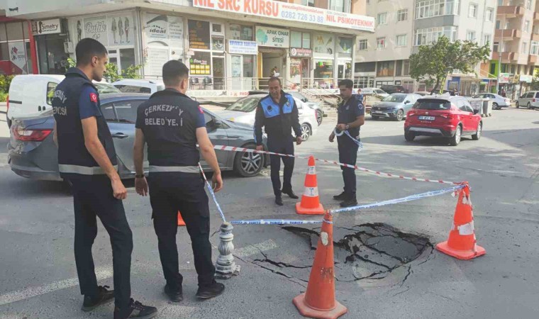 Seyir halindeyken yol çöktü, otomobil hasar aldı