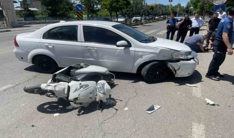 Siirtte otomobilin çarptığı motosiklet sürücüsü yaralandı