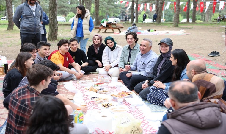 Sultangazi Belediyesi Eğitime Destek Akademisinden gençlere motivasyon pikniği