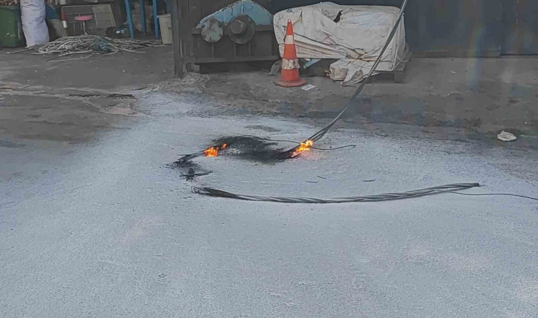 Sultangazide bomba gibi patlayan elektrik kabloları paniğe neden oldu