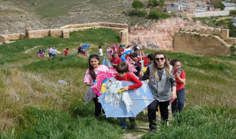 Tarihi kalenin surları öğrencilerin rengarenk uçurtmalarıyla renklendi