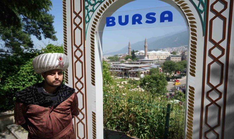 Tarihi surlara çıkanlar karşılarında padişah kıyafetli fenomeni gördü