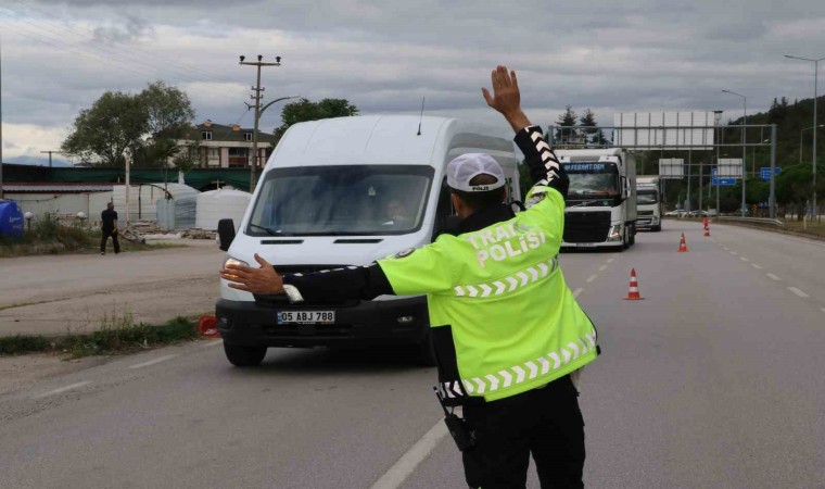 Taşovada polis yük taşıyan araçları denetledi