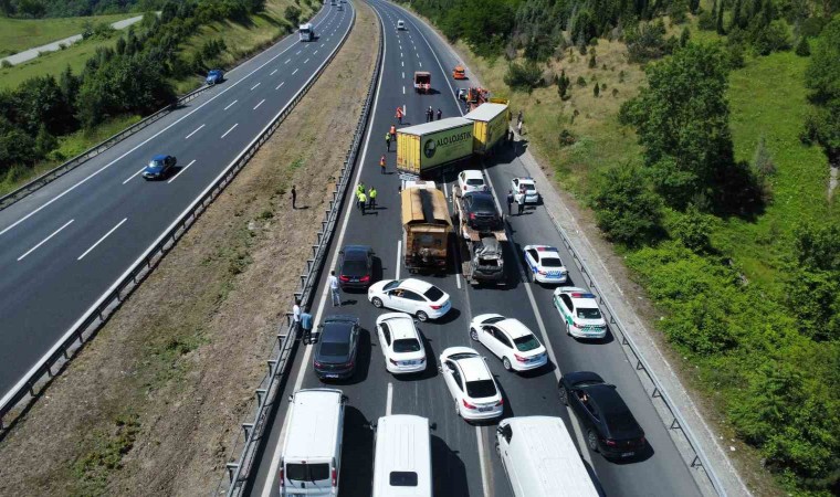 TEMde tır devrildi, kilometrelerce kuyruk oluştu